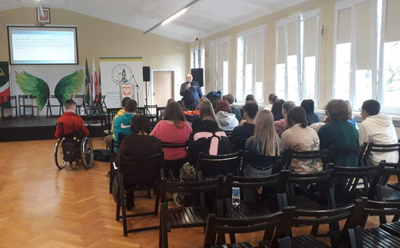 Hejt, demoralizacja, odpowiedzialność prawna nieletnich - tematem spotkania policjantów z uczniami liceum