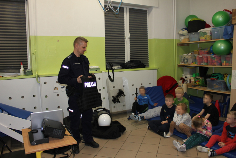 Policjanci z wizytą u podopiecznych Niepublicznej Szkoły Podstawowej "Promitis"