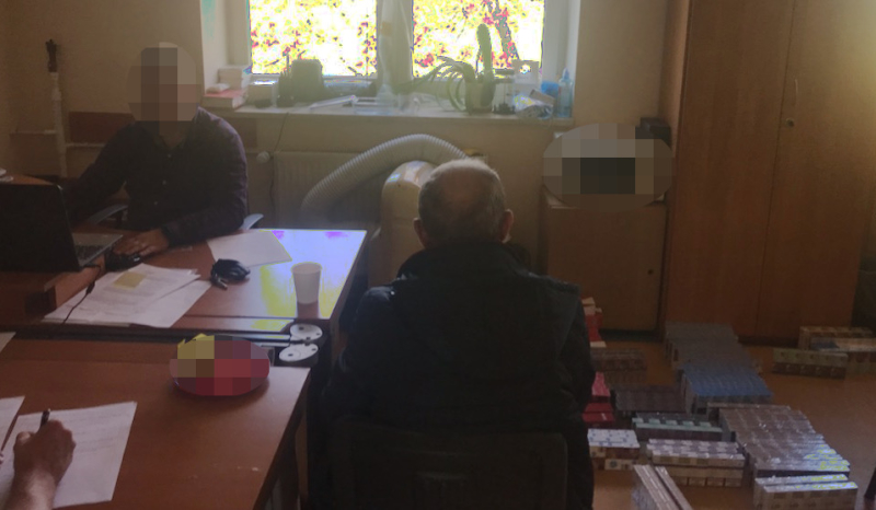 Zaproponował łapówkę w postaci kilkuset paczek papierosów