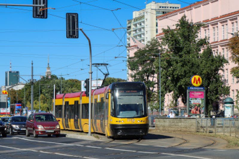 Nowe windy przy stacji metra Pole Mokotowskie