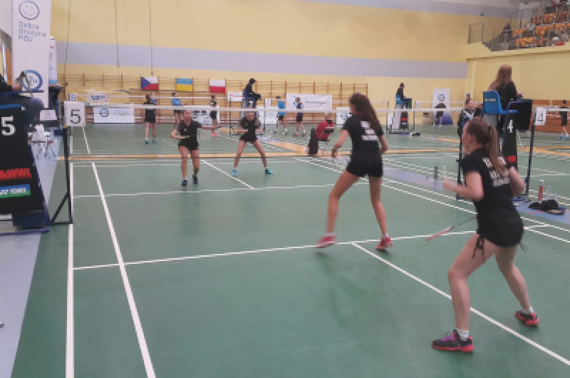 Profesjonalny badminton i kometka dla amatorów