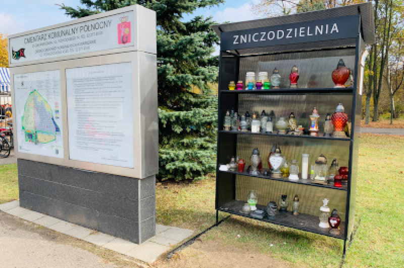 Zniczodzielnia na warszawskim Cmentarzu Północnym