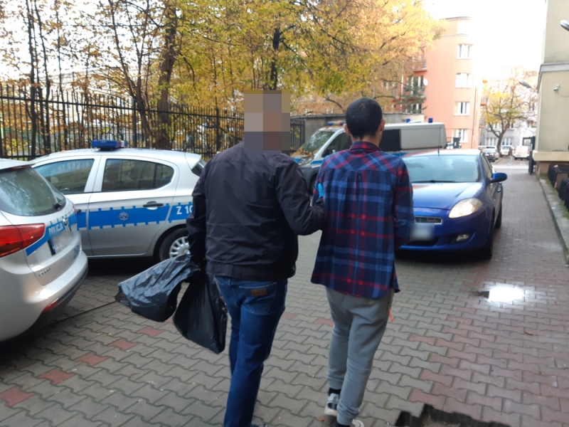 Na bazarku próbował skraść pieniądze z plecaka