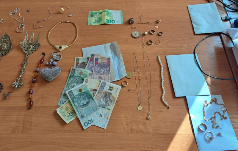 Sprzątała także biżuterię i pieniądze