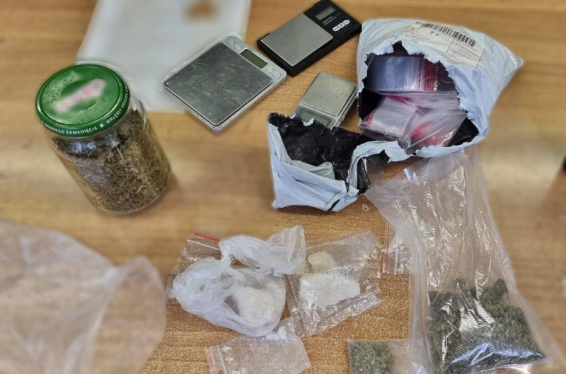 Po przeszukaniu okazało się, że narkotyki ma także w mieszkaniu