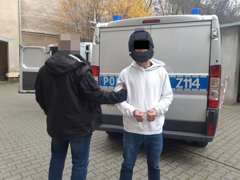 Skradł pieniądze grożąc sprzedawcy metalową pałką, potem dokonał innej kradzieży, został rozpoznany przez policjantów