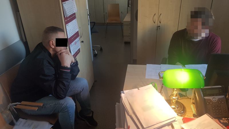 Na fotelu pasażera leżał pistolet, a w bagażniku skradziona szlifierka
