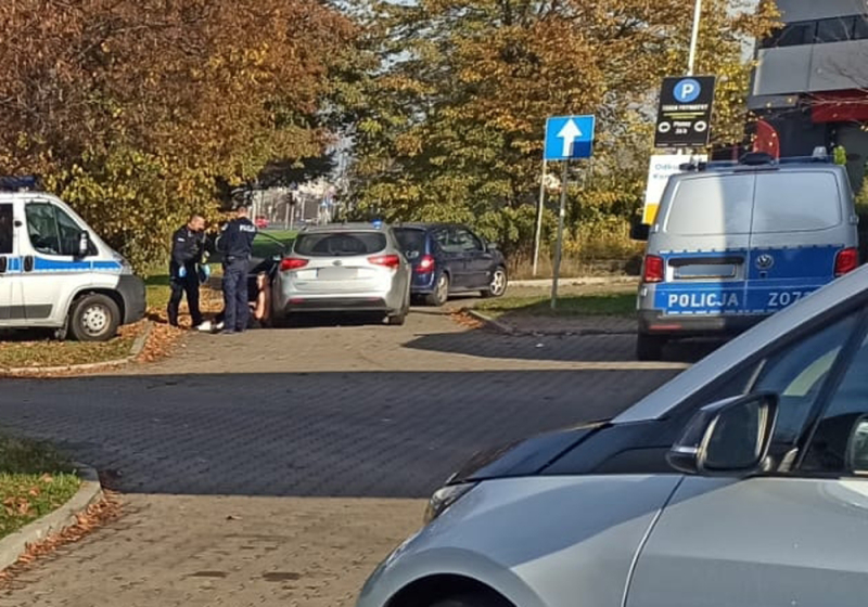 Nie chciał się zatrzymać do kontroli, a narkotyki wyrzucał przez okno samochodu