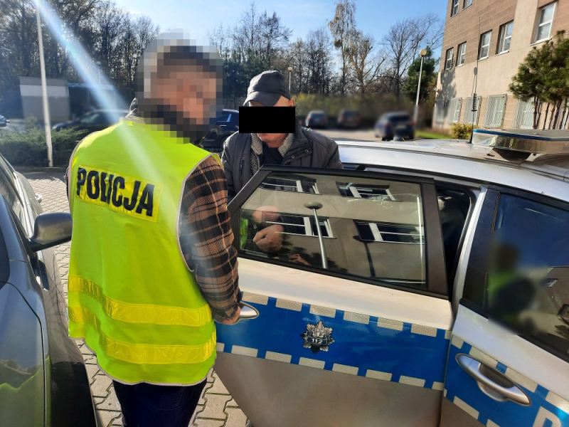Okradł seniorkę na cmentarzu
