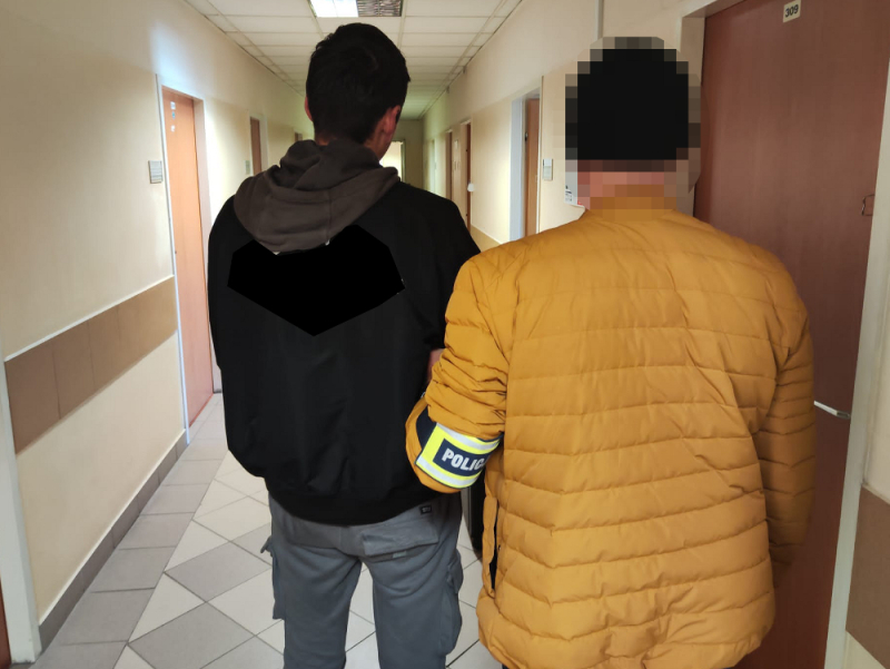 Kierował bez włączonych świateł, pod wpływem marihuany i na masce z policjantem