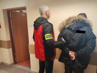 Kierował bez włączonych świateł, pod wpływem marihuany i na masce z policjantem