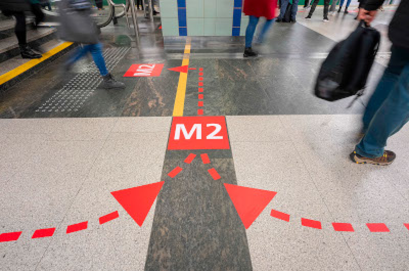 Nowe oznaczenia na stacji przesiadkowej metra Świętokrzyska