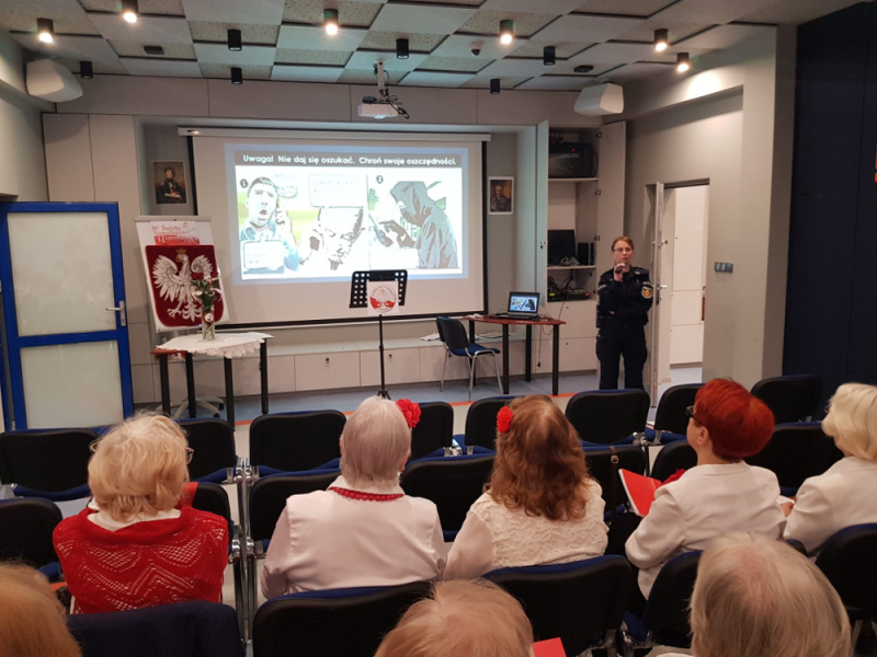 Policjantka ostrzegała seniorów przed oszustami, również tymi działającymi w Internecie