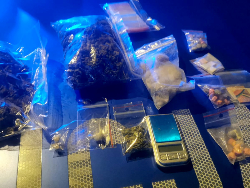 Dwaj podejrzani o handel znaczną ilością narkotyków i ich posiadanie wpadli podczas kontroli drogowej