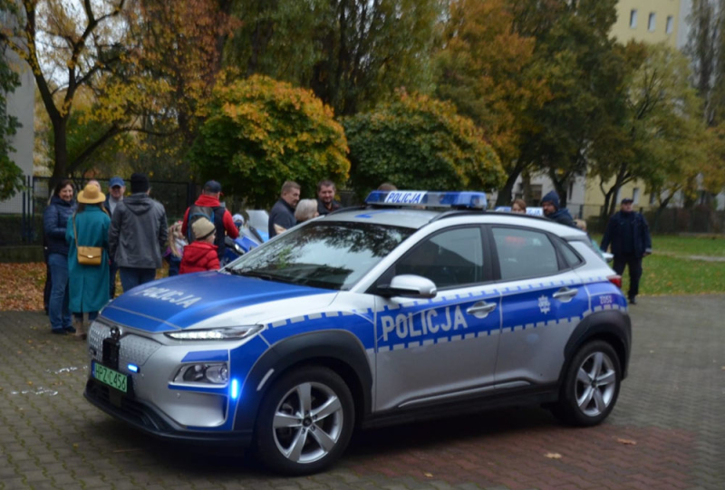 Mokotowscy i stołeczni policjanci prezentowali sprzęt i edukowali uczestników jesiennego kiermaszu