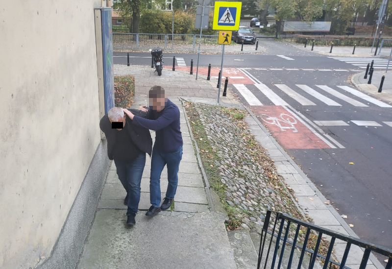 Użyto podstępu, aby unieruchomić samochód i ukraść z niego torbę z pieniędzmi
