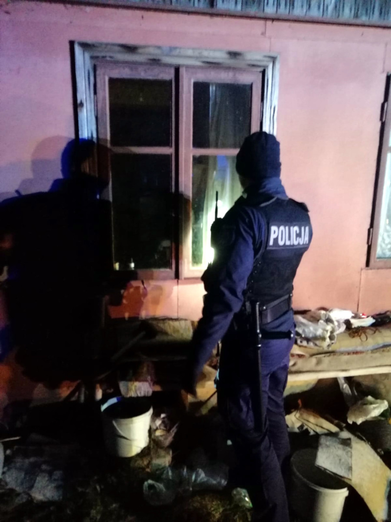 Policjanci uratowali życie mężczyźnie