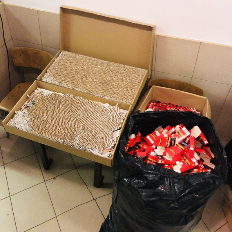 Narkotyki w portfelu, papierosy z kontrabandy w mieszkaniu