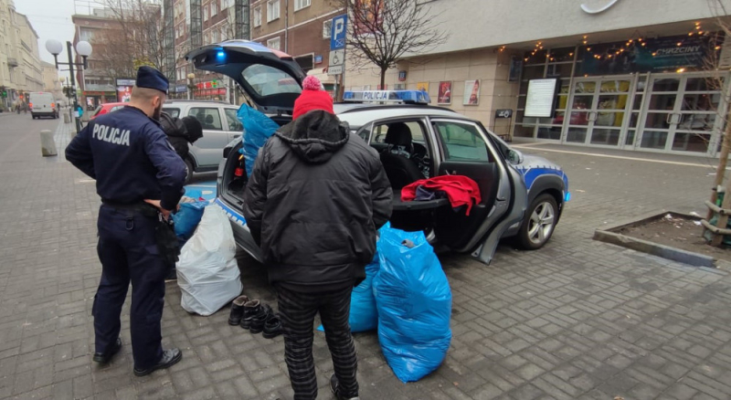 Dzielnicowi ze Śródmieścia pomagają bezdomnym i potrzebującym