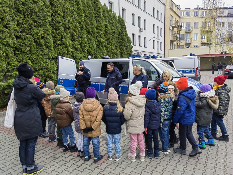 Pierwszaki ze Szkoły Podstawowej nr 85 z wizytą u mokotowskich policjantów
