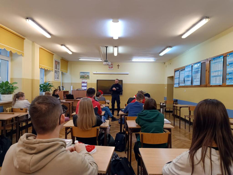 Dzielnicowy na kolejnym spotkaniu z uczniami