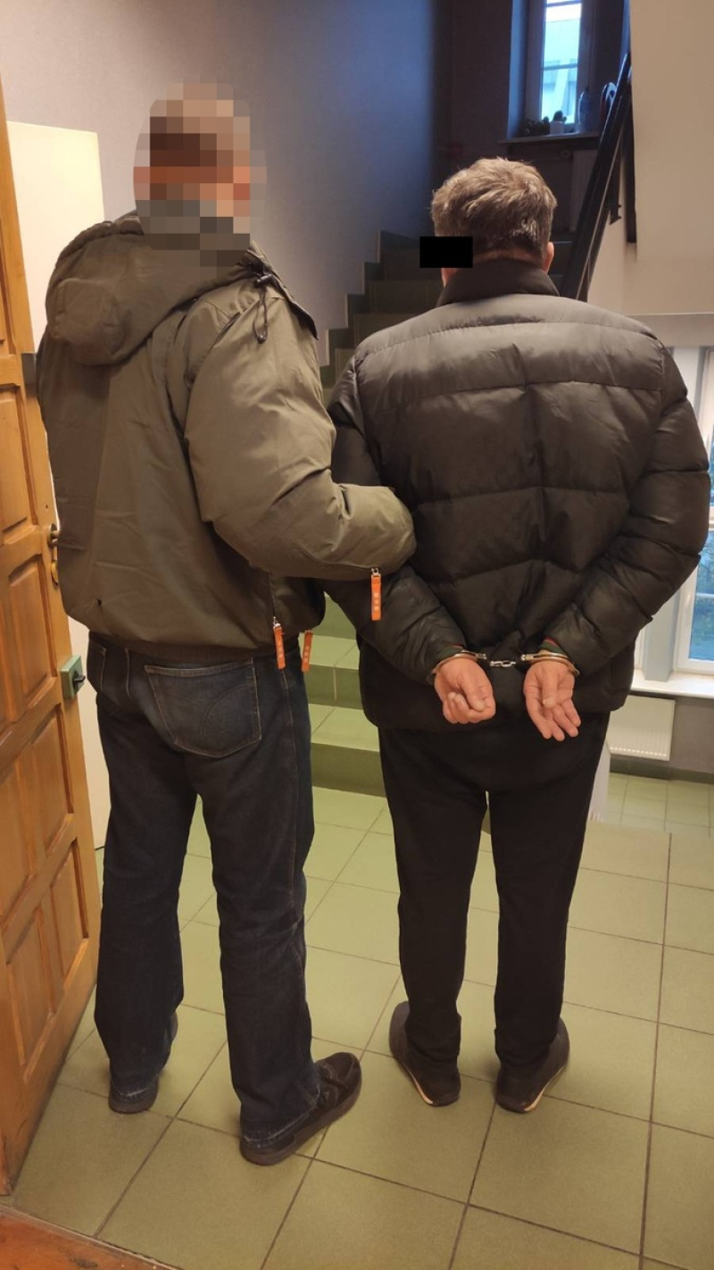 Ojciec i syn podejrzani o kradzież rozbójniczą czekolad i kawy