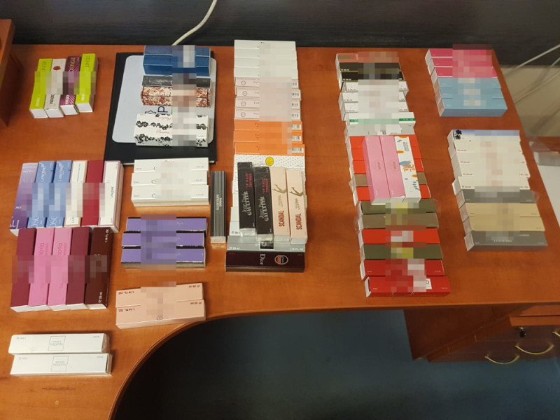 Podrobiona odzież i perfumy - handel nielegalnym towarem na bazarze