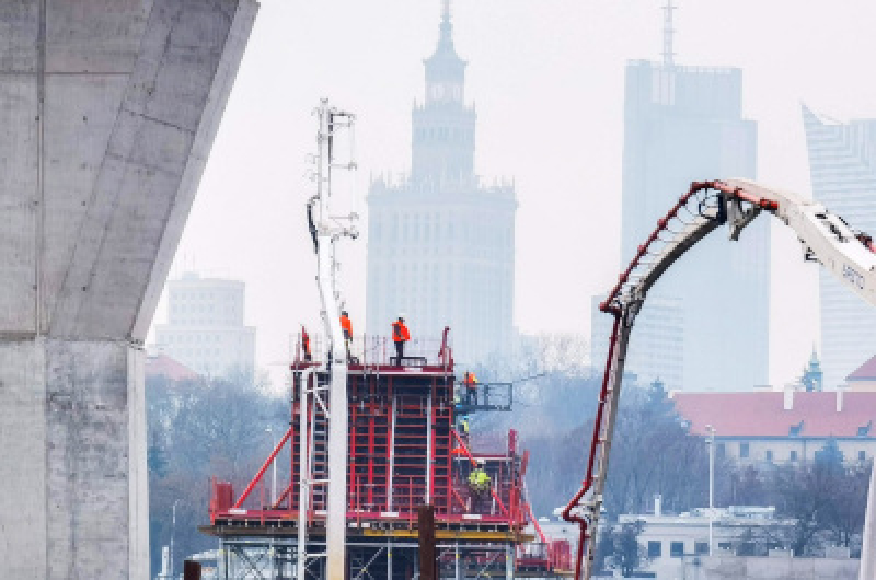 Rośnie most pieszo-rowerowy na Wiśle