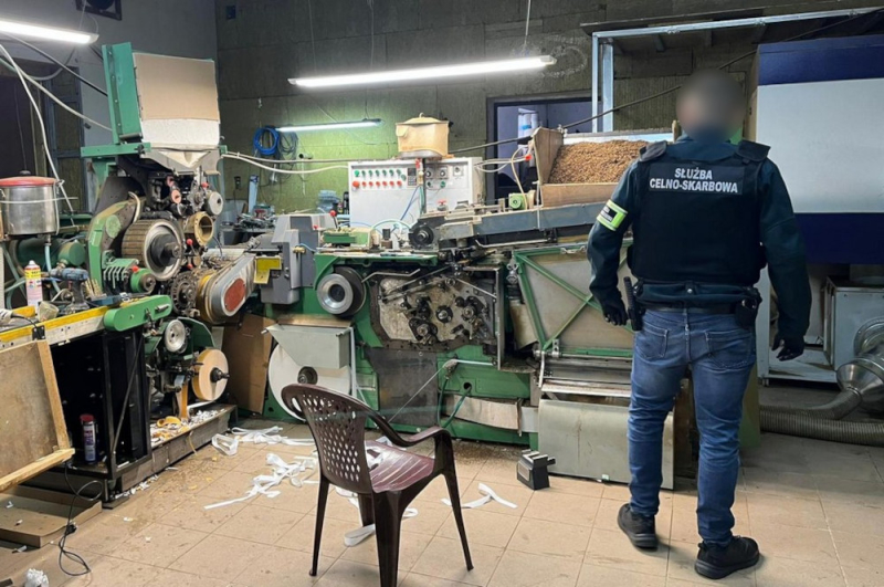 Służby zlikwidowały nielegalną fabrykę papierosów na Mazowszu