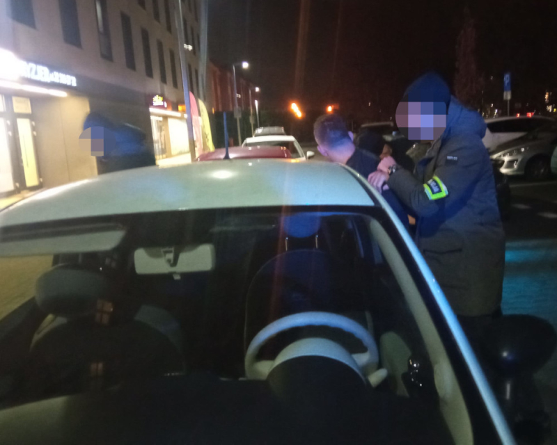 Odzyskane 2 fiaty 500, podejrzany o kradzież z włamaniem aut z policyjnym dozorem