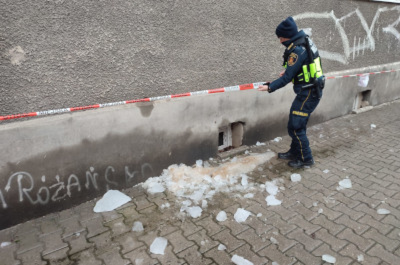 Uwaga na topniejący śnieg i spadające sople!