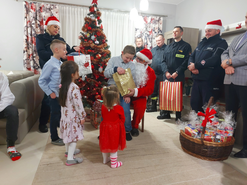 Prezenty od Świętego Mikołaja dla dzieci z domów dziecka – policjanci wsparli akcję