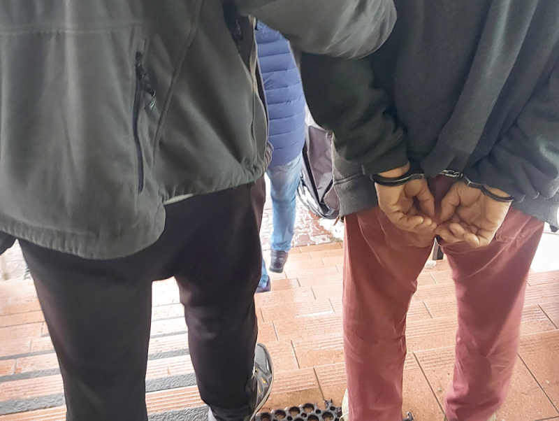 Policjanci zatrzymali kuriera - ukradł szkatułkę z pieniędzmi i posiadał narkotyki