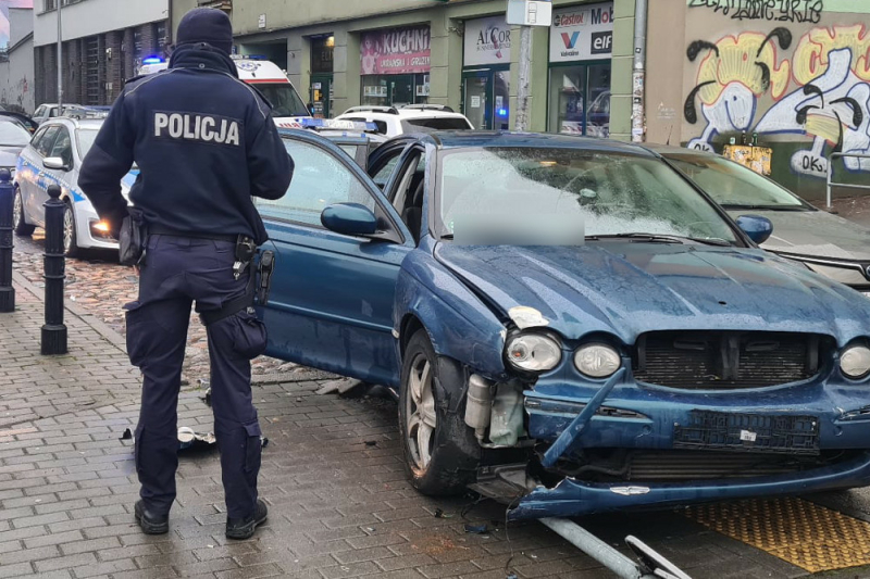 Miał narkotyki, kierował pod ich wpływem z trzema zakazami prowadzenia pojazdów - policyjny pościg ulicami Woli
