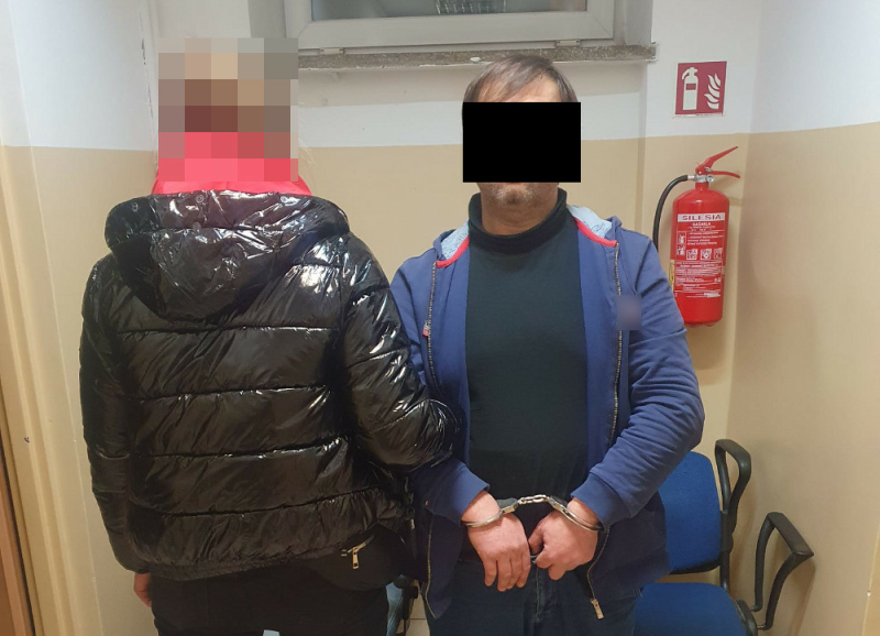 Przebili oponę, skradli pieniądze i dokumenty – zatrzymani podczas policyjnego pościgu