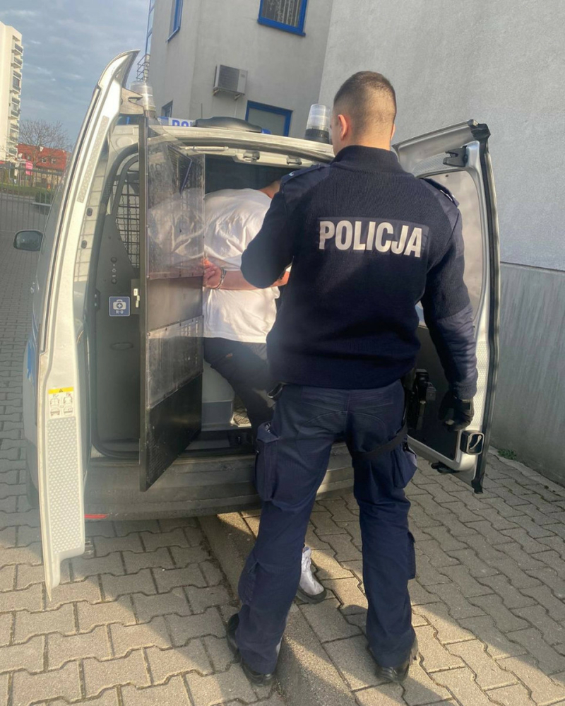 Pijany 26-latek zniszczył drzwi, naruszył mir domowy i posiadał kokainę
