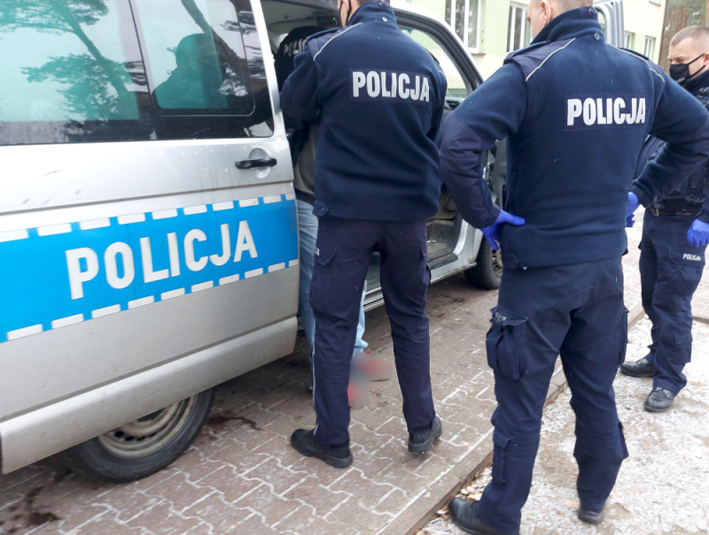 Brak zgody na agresję wobec funkcjonariuszy – tymczasowy areszt dla zatrzymanego na gorącym uczynku 37-latka podejrzanego o kradzież pojazdu