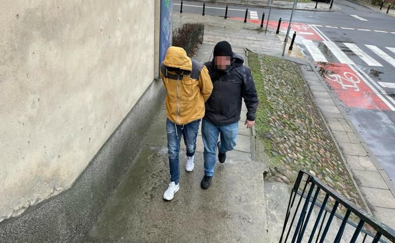 Ukrył się przed policjantami na balkonie