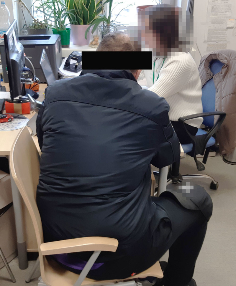 Kierował po pijanemu, łamiąc sądowy zakaz dożywotniego prowadzenia pojazdów, przy czym uszkodził trzy samochody