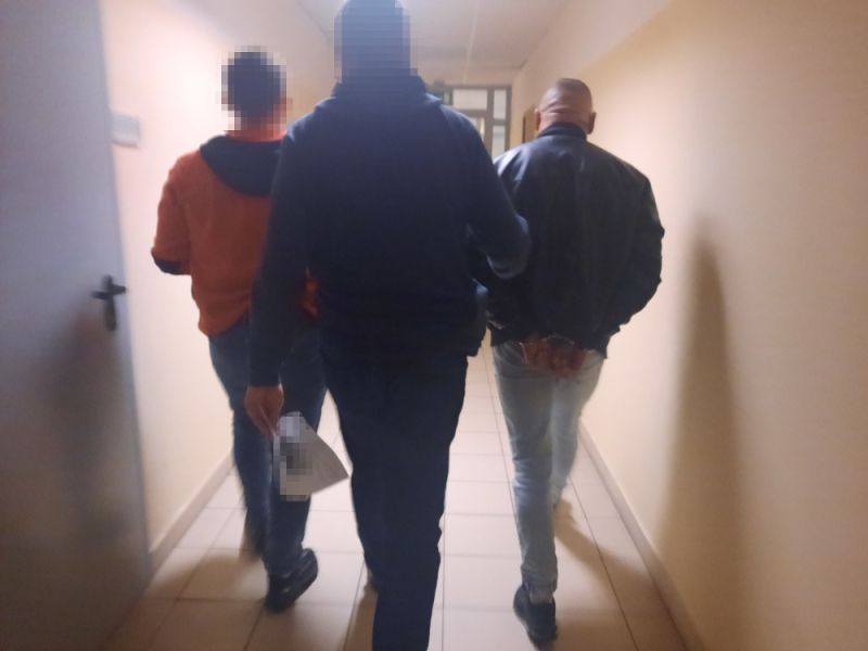 Pijany kierowca potrącił pieszą, chciał uciec, groził policjantowi, a potem próbował go przekupić