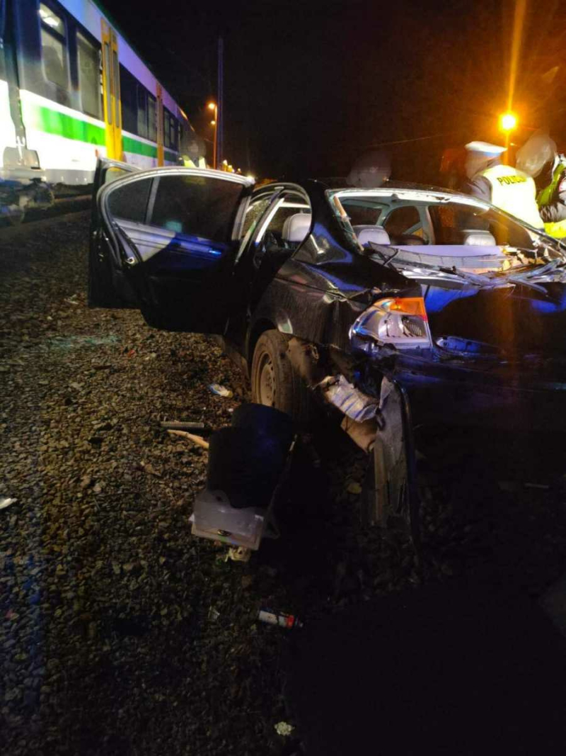 Pijany 22-latek wjechał autem wprost pod nadjeżdżający pociąg
