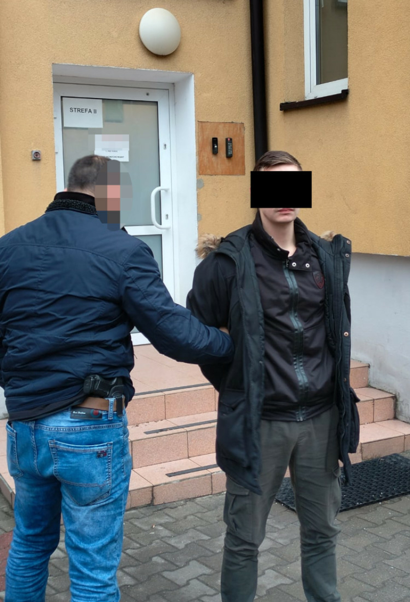 Strzelali z wiatrówki „dla zabawy i żartów”- sprawcy m.in. uszkodzenia szyby w autobusie w rękach policjantów wydziału mienia