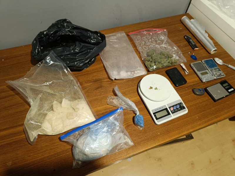 Zatrzymane 3 osoby, zabezpieczony kilogram narkotyków i kilkanaście tysięcy złotych - sukces policjantów zwalczających przestępczość narkotykową