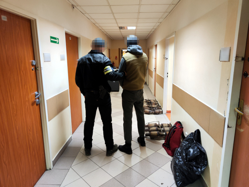 Aresztowany za kradzież 10 katalizatorów