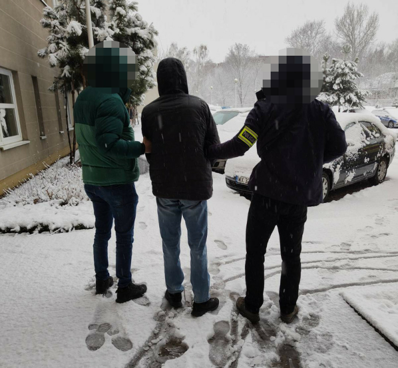 W dniu, w którym opuścił areszt zdemolował cztery samochody. Sąd ponownie go aresztował
