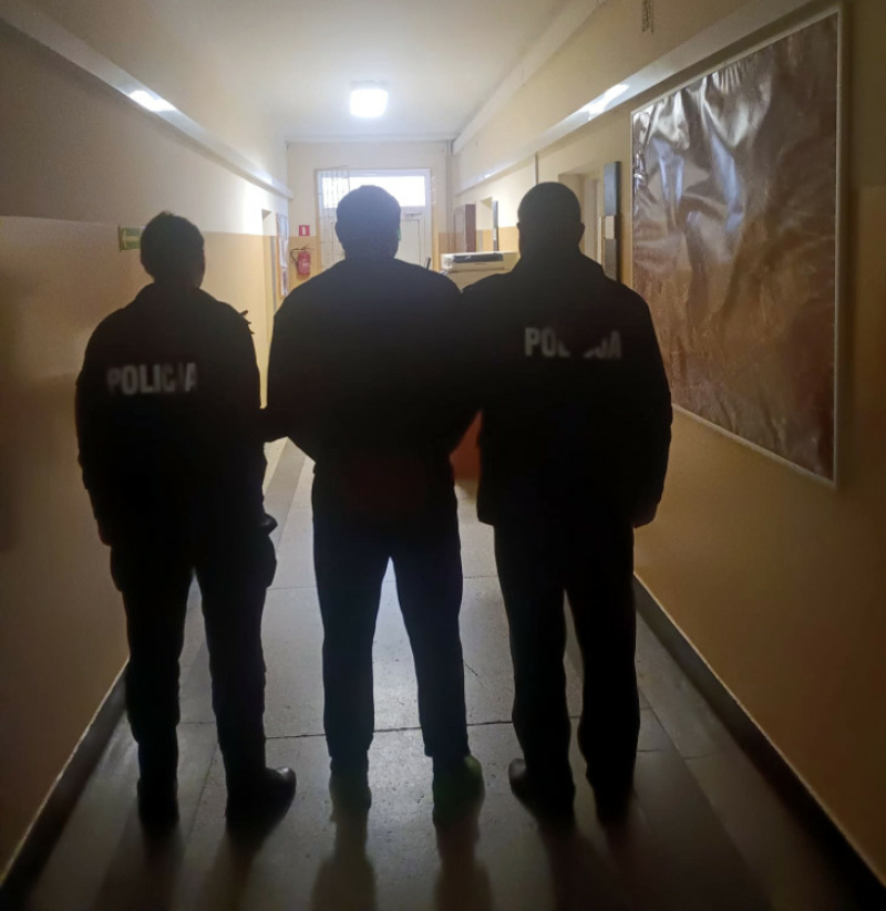 Próbował ukryć się w piwnicy. Dzielnicowy i kursanci zatrzymali poszukiwanego od 4 lat listem gończym