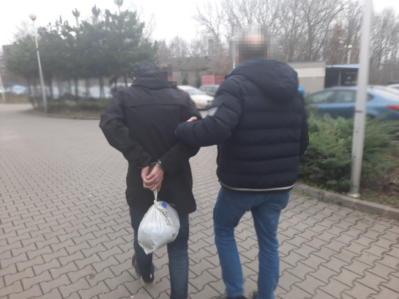 Przeciął torebkę pasażerki i ukradł jej portfel