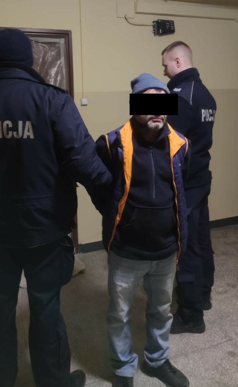 Przeszkadzała mu rurka, to ją wyciął ...