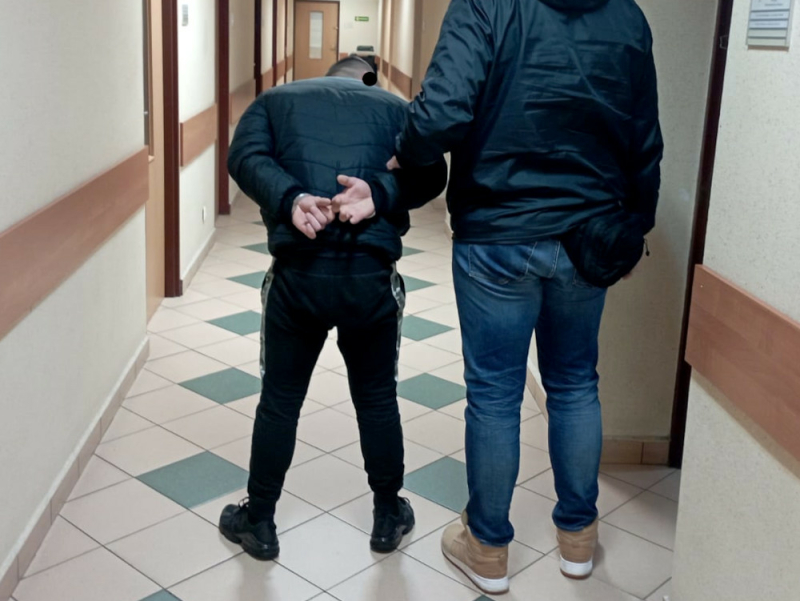 Dzielnicowi ustalili i zatrzymali podejrzanego o kradzież z włamaniem do garażu