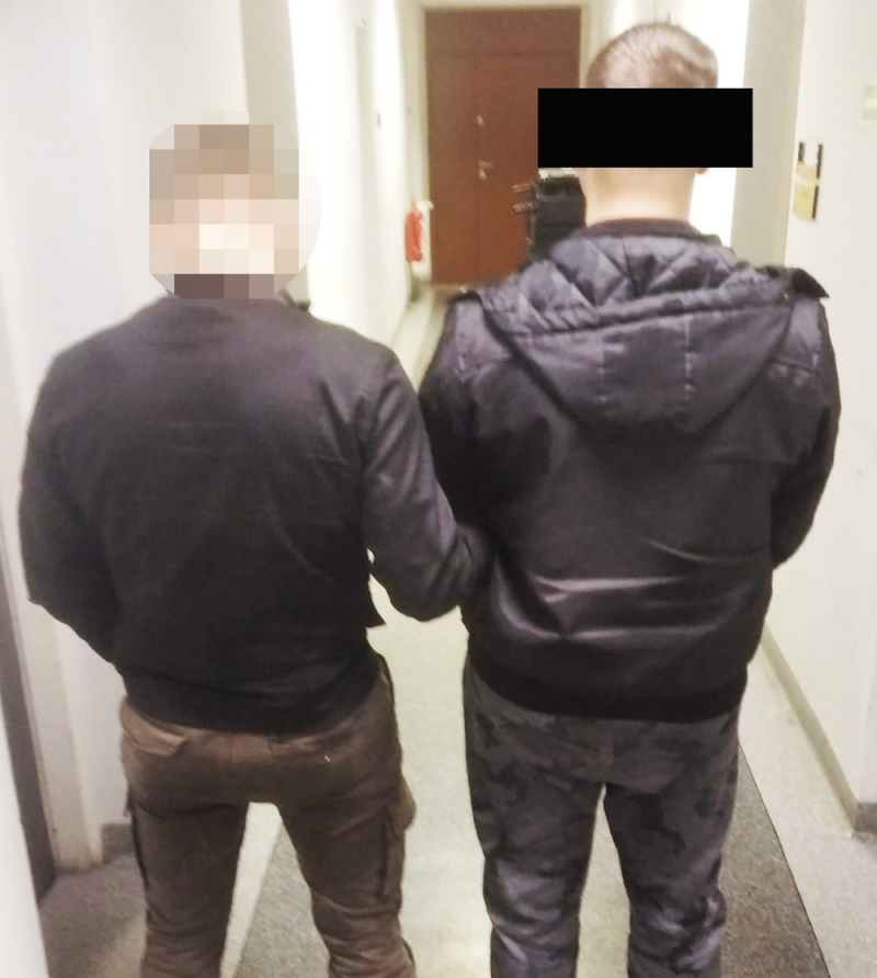 W samochodzie i garażu znaleźli ponad 4,5 kg narkotyków